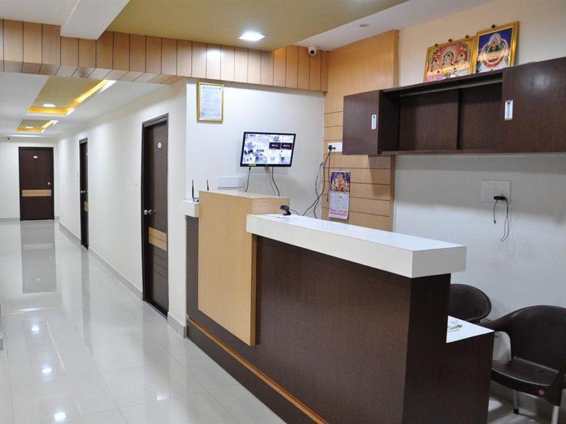 Oyo Flagship Siri Varshini Inn Visakhapatnam Exterior photo