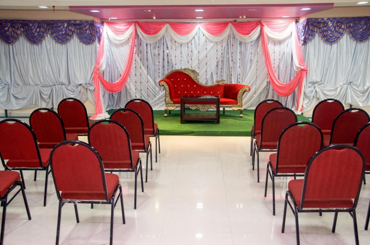 Oyo Flagship Siri Varshini Inn Visakhapatnam Exterior photo